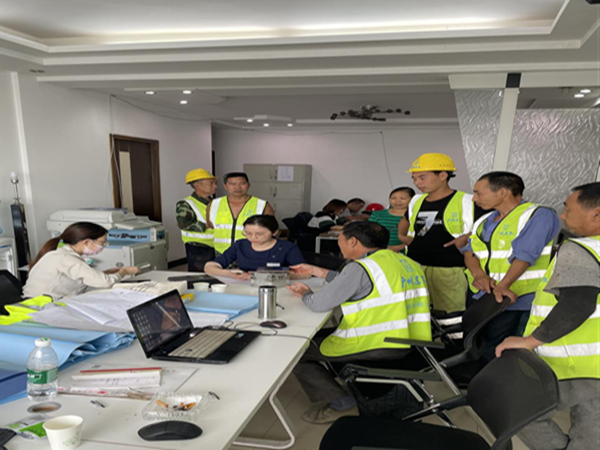 工作人員為農(nóng)民工提供上門(mén)開(kāi)卡服務(wù)。恒豐銀行重慶分行供圖