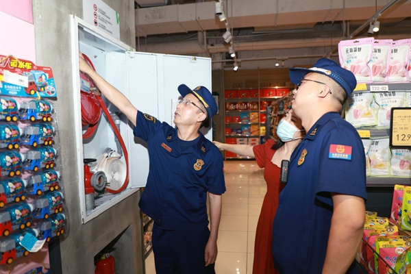 檢查現(xiàn)場。黔江區(qū)消防救援支隊(duì)供圖