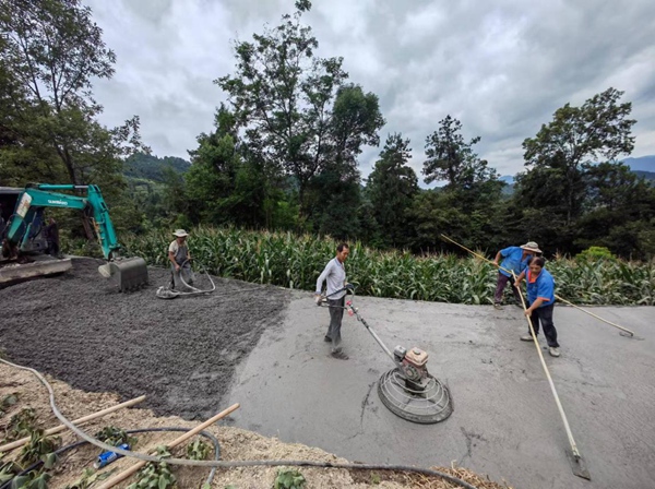 施工隊在硬化道路（資料圖）。受訪者供圖
