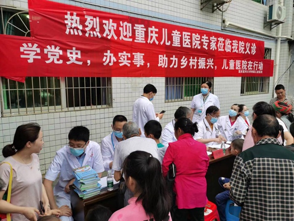 組織醫(yī)療專家到村開展義診服務（資料圖）。受訪者供圖