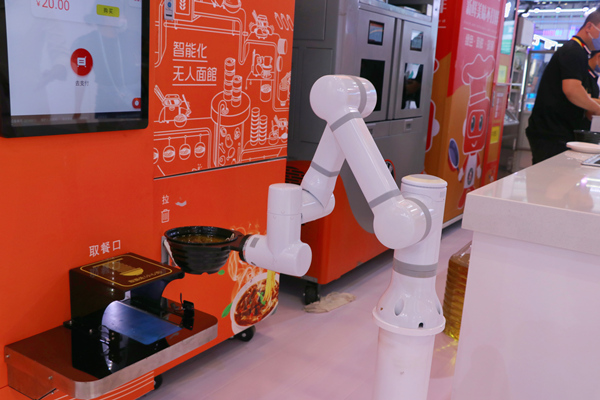 “智廚娘”機(jī)器人制作牛肉面。胥世鵬攝