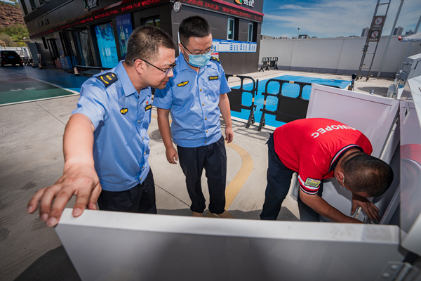 渝北區(qū)生態(tài)環(huán)境局開展突發(fā)環(huán)境事件風(fēng)險(xiǎn)隱患排查整治工作。渝北區(qū)生態(tài)環(huán)境局供圖