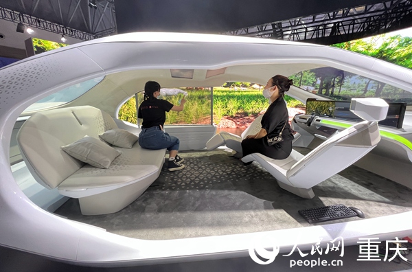 媒體現(xiàn)場體驗“SDA智能場景數(shù)字空間”。人民網(wǎng) 胡虹攝