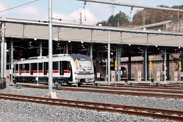 9號(hào)線二期不載客試運(yùn)行。重慶交通開(kāi)投軌道集團(tuán)供圖