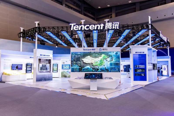 在騰訊西南總部展區(qū)，產(chǎn)業(yè)互聯(lián)網(wǎng)、智慧交通、智能制造、騰訊云智能等多個(gè)領(lǐng)域的前沿科技集中亮相。重慶市稅務(wù)局供圖