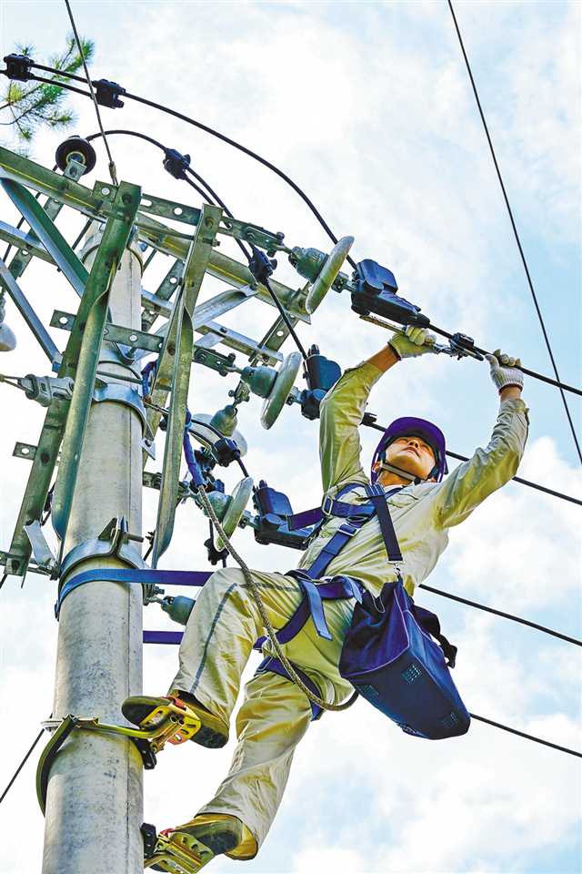 酉陽土家族苗族自治縣鐘多街道梁家堡村，國網(wǎng)酉陽供電公司工作人員冒著酷暑高溫巡視輸電線路，全力保障電力有序供應(yīng)。通訊員 邱洪斌 攝/視覺重慶