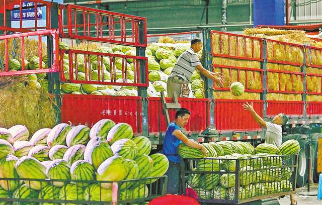 渝北海領(lǐng)國際農(nóng)產(chǎn)品交易中心，搬運工正在搬運西瓜。首席記者 龍帆 實習(xí)生 尹詩語 攝/視覺重慶