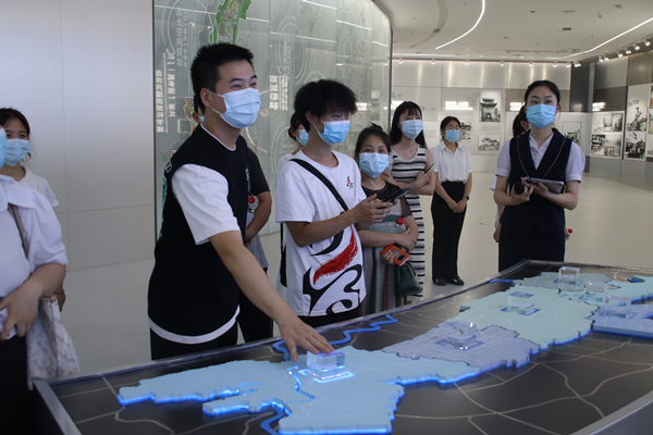 高校畢業(yè)生走進(jìn)高新區(qū)企業(yè)。重慶高新區(qū)政務(wù)服務(wù)和社會(huì)事務(wù)中心供圖