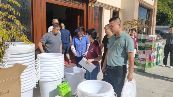 姜家鎮(zhèn)商會(huì)為有需要的鎮(zhèn)村準(zhǔn)備應(yīng)急物資。姜家鎮(zhèn)政府供圖