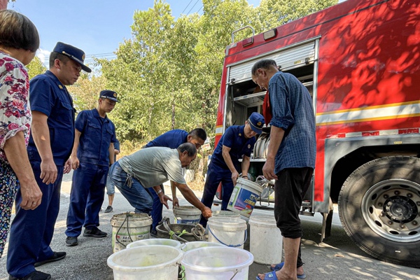消防員為群眾接水。南岸區(qū)消防救援支隊(duì)供圖