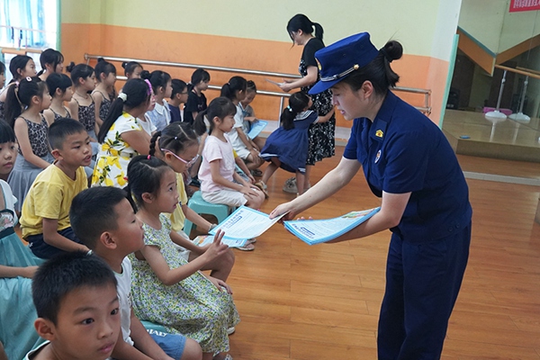 消防宣傳人員向孩子們布置“家庭消防作業(yè)”。雙橋經(jīng)開區(qū)消防救援大隊供圖