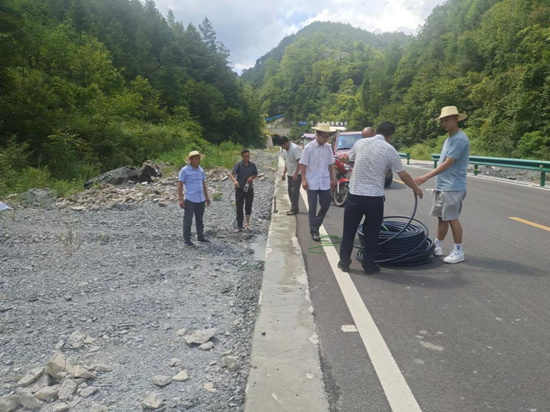 巫溪紅池壩鎮(zhèn)鋪設(shè)應(yīng)急管道。重慶市水利局供圖