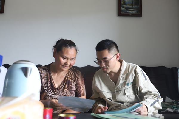 入戶宣傳。忠縣縣委宣傳部供圖