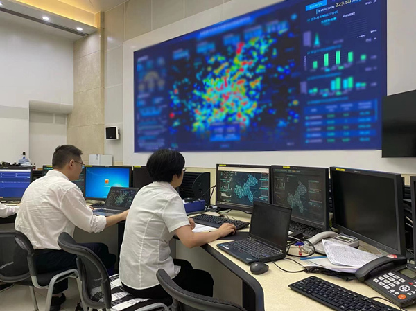國網(wǎng)重慶電力負(fù)荷管理中心值班員監(jiān)控全市的負(fù)控?cái)?shù)據(jù)。賀婷婷攝