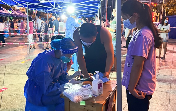 重慶高新區(qū)西部計劃志愿者參與核酸檢測信息采集。重慶高新區(qū)供圖