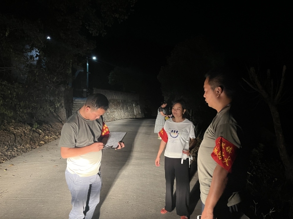 趙光忠妻子方志秀跟著巡邏。姜家鎮(zhèn)政府供圖