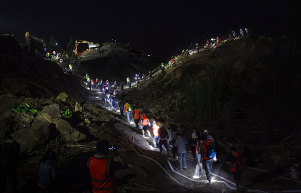全體救援人員均已集結(jié)在八角池森林防火阻隔帶。馮平攝
