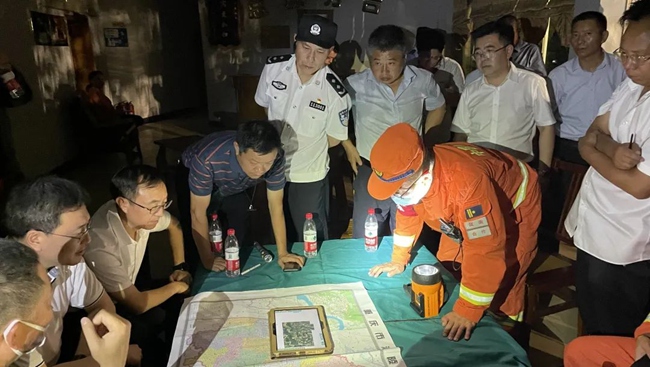 救援指揮現(xiàn)場(chǎng)。