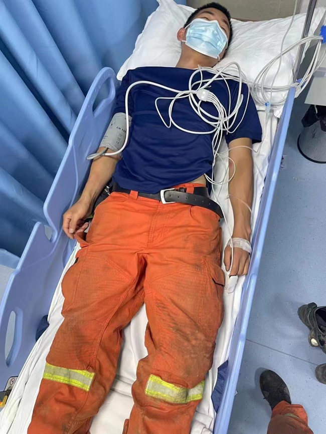 火場(chǎng)暈厥的凌杰被緊急送往醫(yī)院。丁光榮攝