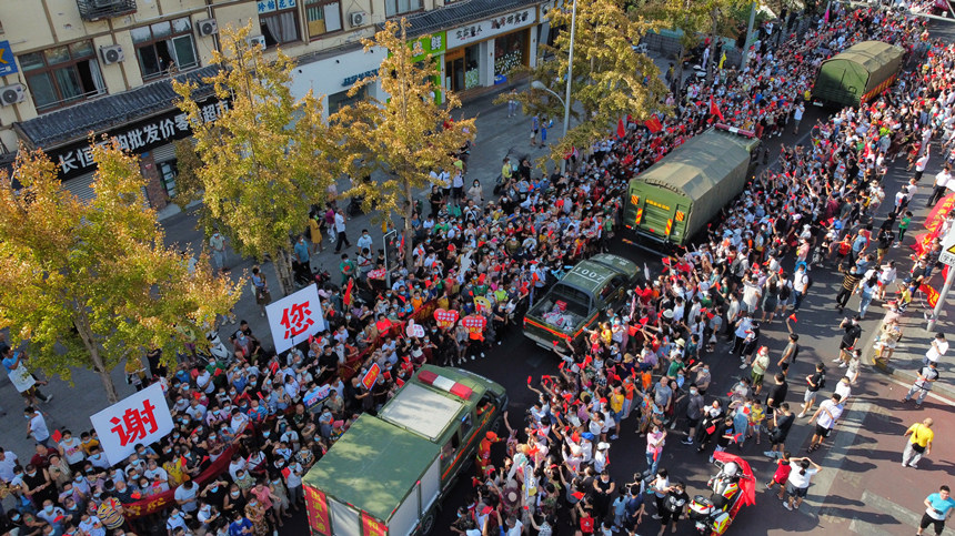 8月28日，重慶市民歡送云南森林消防員。楊堅攝