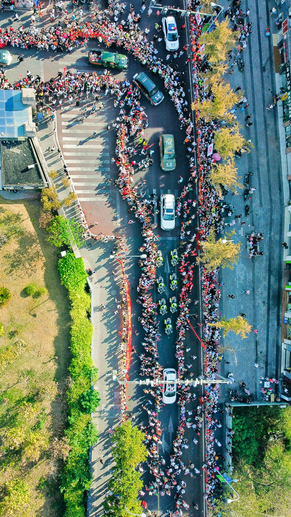 8月28日，重慶市民歡送云南森林消防員。楊堅攝