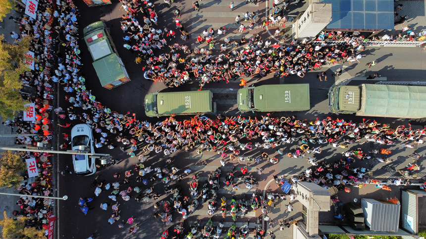 8月28日，重慶市民歡送云南森林消防員。楊堅攝