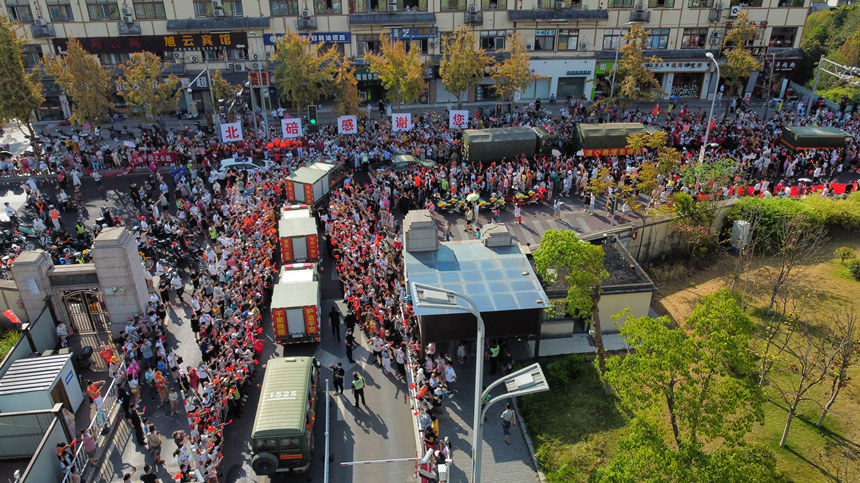 8月28日，重慶市民歡送云南森林消防員。楊堅攝