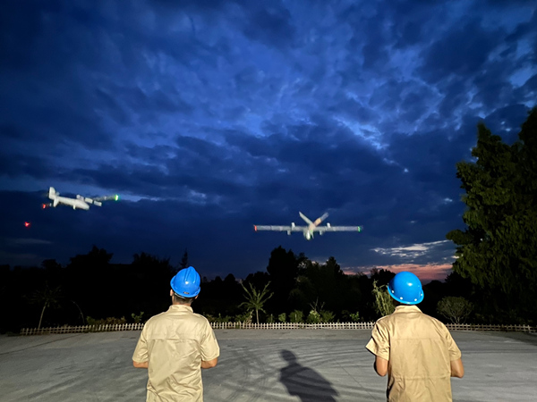 無人機應急防山火巡視作業(yè)現(xiàn)場。葉劍鋒攝