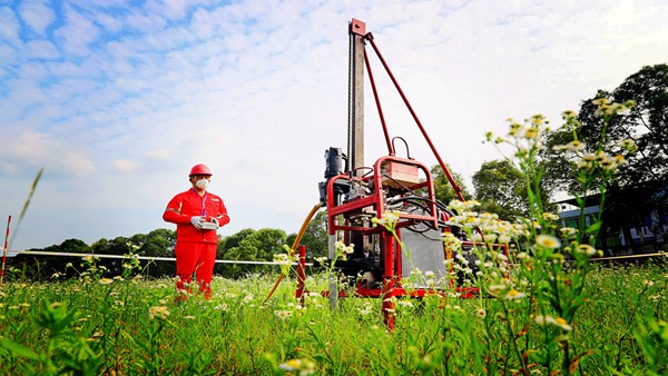 試驗(yàn)中的遠(yuǎn)程操作山地鉆機(jī)。西南物探分公司鉆井工程中心供圖