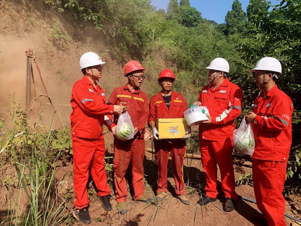 鉆井工程中心及工程隊(duì)相關(guān)負(fù)責(zé)人履職期間到一線送清涼。龍隆攝