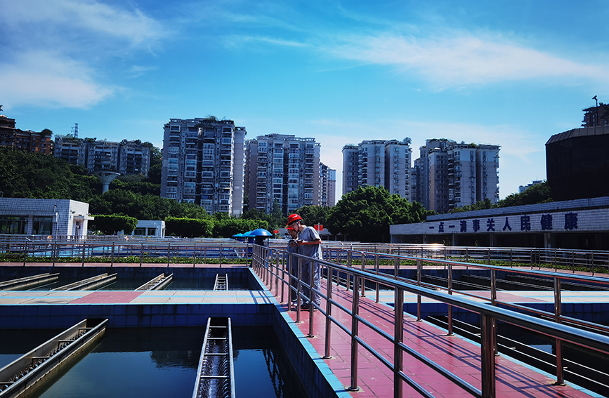 市自來(lái)水公司和尚山水廠工作人員頭頂烈日加強(qiáng)水質(zhì)巡檢