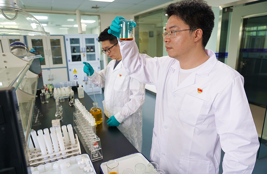 水質(zhì)檢測(cè)公司技術(shù)人員正在開展分析試驗(yàn)