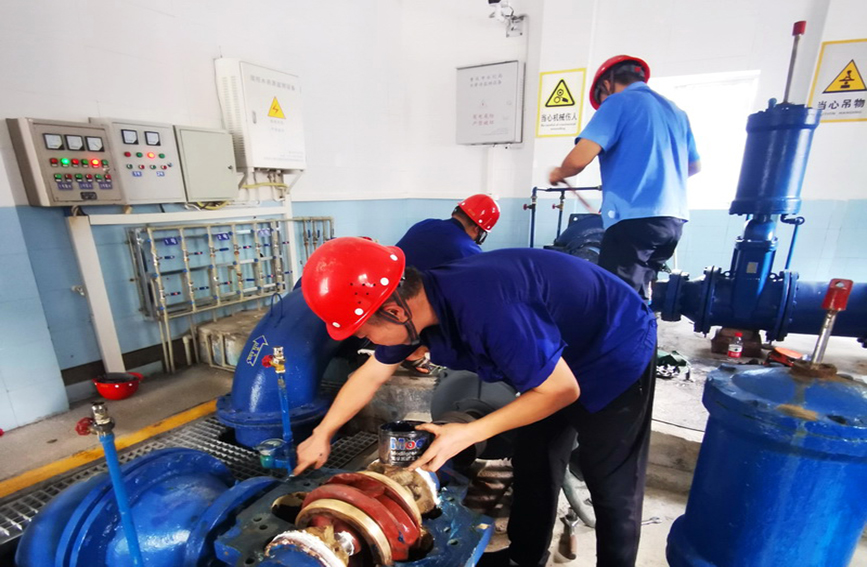 萬(wàn)盛自來(lái)水公司東林水廠工作人員正利用機(jī)泵停運(yùn)間隙進(jìn)行維護(hù)保養(yǎng)