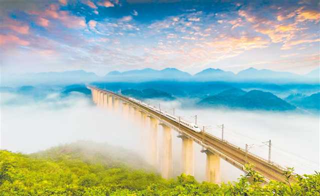 鄭渝高鐵的開通，使萬開云同城化發(fā)展進程提速。（萬開云同城辦供圖）