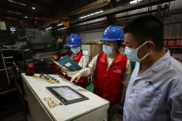 電力公司員工助力企業(yè)復(fù)工復(fù)產(chǎn)。國(guó)網(wǎng)重慶市電力公司供圖