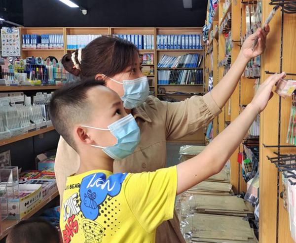 挑選文具。郭思云攝