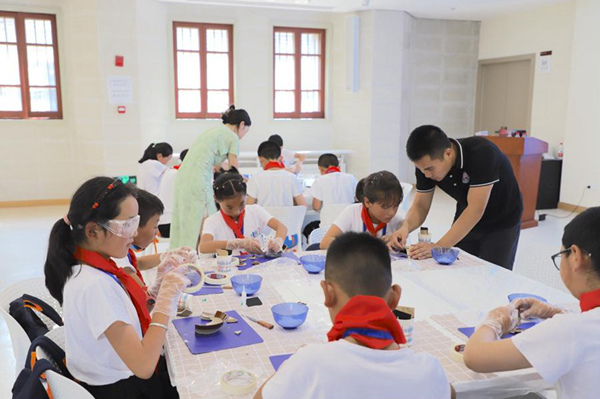 小朋友們在做手工。中建八局供圖