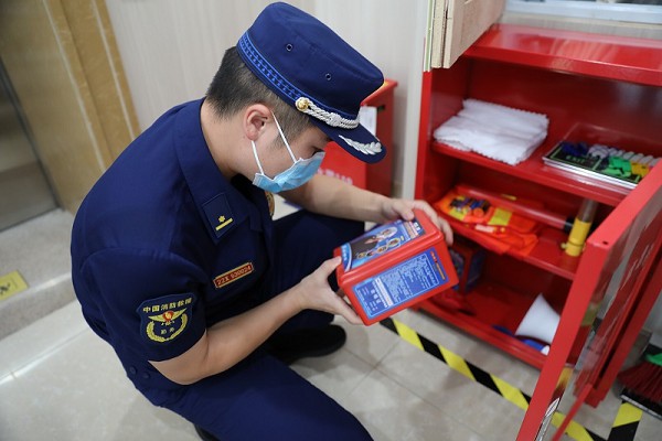 檢查現(xiàn)場(chǎng)。萬(wàn)盛經(jīng)開(kāi)區(qū)消防救援大隊(duì)供圖