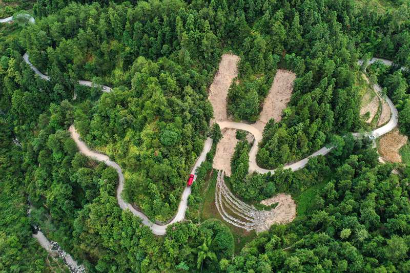 一輛抗旱保供水送水車行駛在山路上。楊敏攝