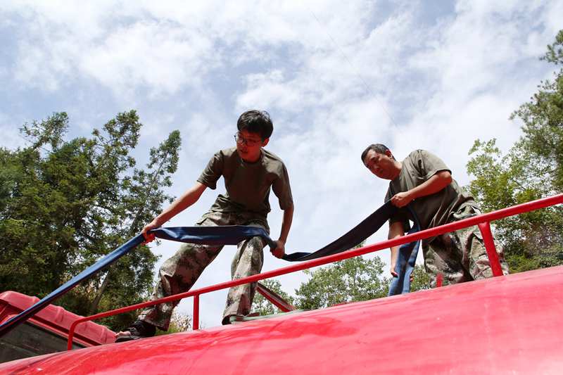 專班人員在新花村新找的水源點(diǎn)給送水車裝水。楊敏攝