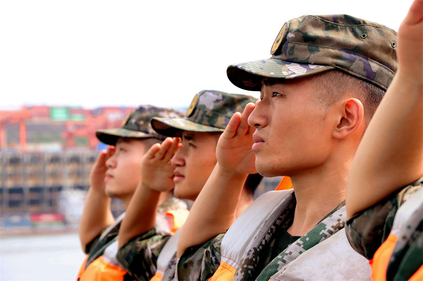 老兵向船艇敬禮告別。錢云星攝