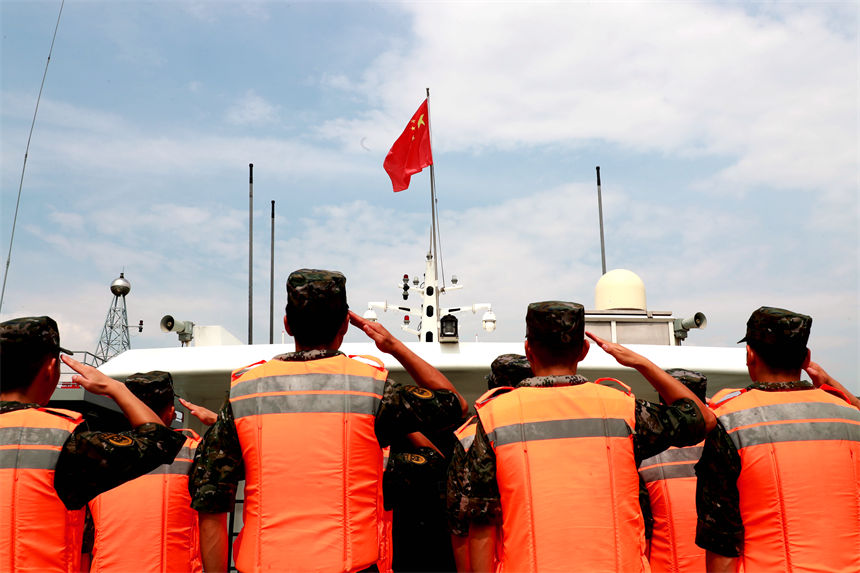 向船艇告別儀式。錢(qián)云星攝