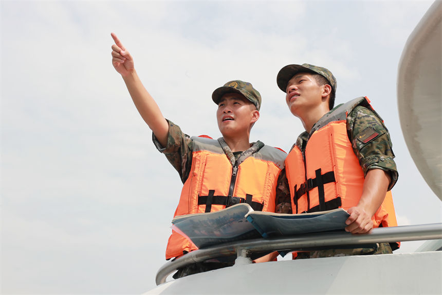 老兵為戰(zhàn)友講解航道情況。安宇梁攝