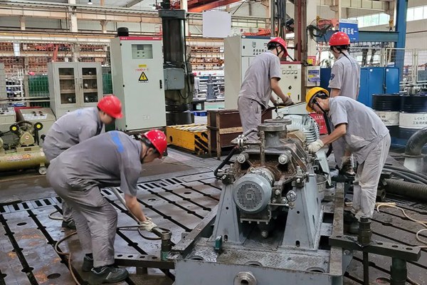 重泵公司及時(shí)向全體干部職工發(fā)出了“爭(zhēng)分奪秒搶生產(chǎn)，全力以赴保交付”的倡議，并召開(kāi)專(zhuān)題部署會(huì)，動(dòng)員“搶任務(wù)、保交付”。在車(chē)間生產(chǎn)現(xiàn)場(chǎng)，干部職工以實(shí)際行動(dòng)搶抓先機(jī)，如火如荼搶抓生產(chǎn)，為完成9月任務(wù)乃至全年目標(biāo)做出應(yīng)有貢獻(xiàn)。重慶機(jī)電集團(tuán)供圖