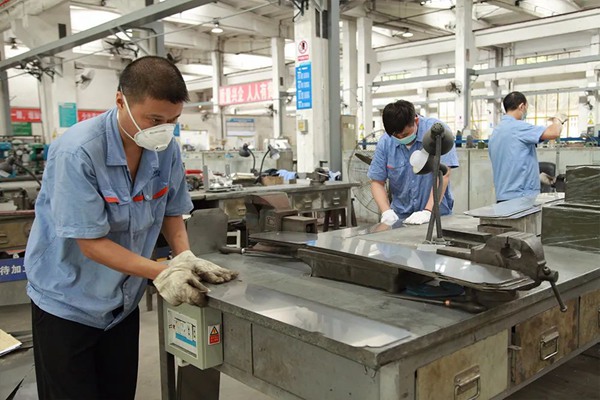 建安公司制造中心員工克服困難堅(jiān)守崗位，圓滿完成了526C、533產(chǎn)品的生產(chǎn)目標(biāo)。重慶機(jī)電集團(tuán)供圖