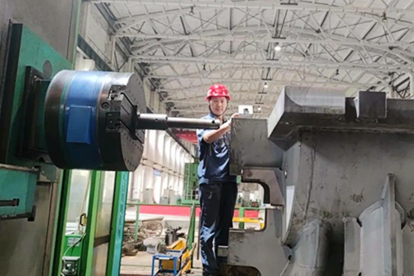 重通集團(tuán)全面實(shí)現(xiàn)復(fù)工復(fù)產(chǎn)后，倒排工作進(jìn)度，全力以赴把損失的時(shí)間搶回來(lái)，力爭(zhēng)完成既定年度目標(biāo)任務(wù)。重慶機(jī)電集團(tuán)供圖