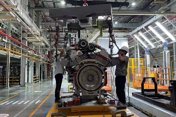 重慶康明斯全面復(fù)工首日，兩江基地大馬力19升、38/50升裝配線分別完成6臺(tái)和5臺(tái)生產(chǎn)任務(wù)，測(cè)試油漆整車(chē)線完成18臺(tái)生產(chǎn)任務(wù)，打響復(fù)工復(fù)產(chǎn)后的第一槍。重慶機(jī)電集團(tuán)供圖