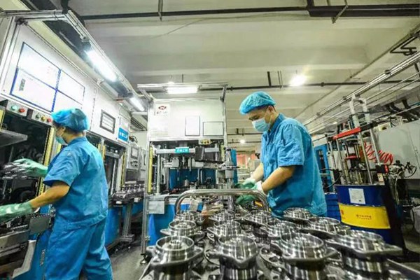 長(zhǎng)軸公司按下“快進(jìn)鍵”，成品二分廠裝配車(chē)間正全力趕制重點(diǎn)客戶產(chǎn)品，爭(zhēng)分奪秒保交付。重慶機(jī)電集團(tuán)供圖