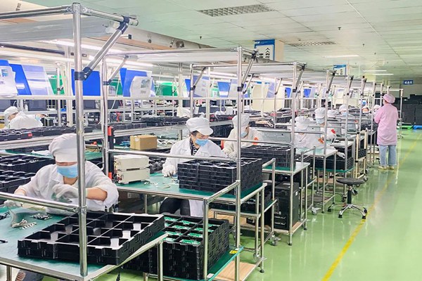 盟訊公司各條生產(chǎn)線開(kāi)足馬力搶抓生產(chǎn)訂單，保質(zhì)保量按期完成產(chǎn)品交付。重慶機(jī)電集團(tuán)供圖