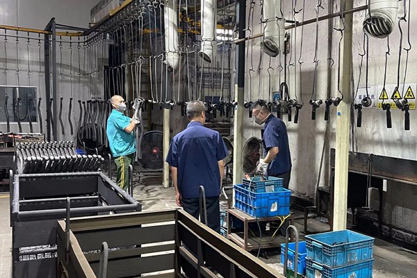 卡福公司全力趕制陜汽、重汽、長(zhǎng)安等重點(diǎn)客戶產(chǎn)品訂單，奮力實(shí)現(xiàn)年度生產(chǎn)經(jīng)營(yíng)目標(biāo)。重慶機(jī)電集團(tuán)供圖